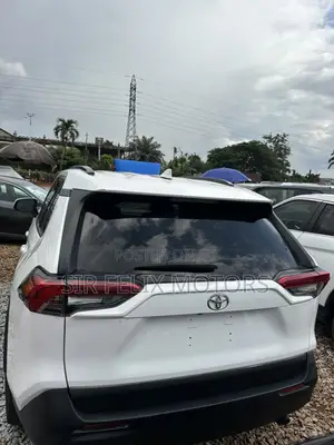 Toyota RAV4 LE AWD 2019 White