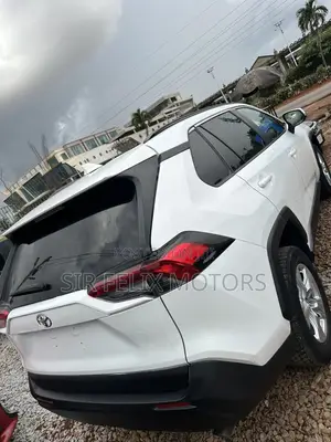 Toyota RAV4 LE AWD 2019 White