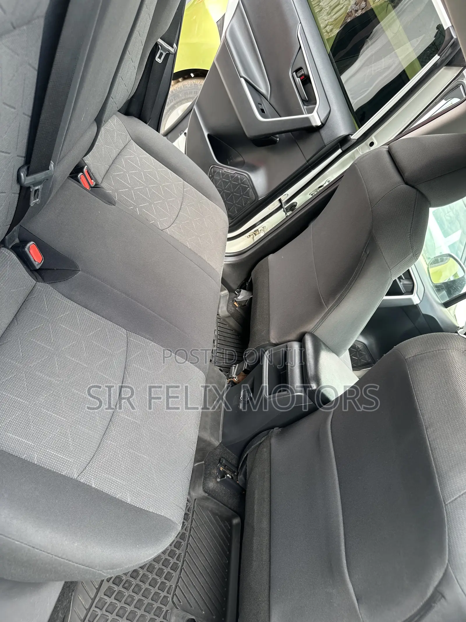 Toyota RAV4 LE AWD 2019 White