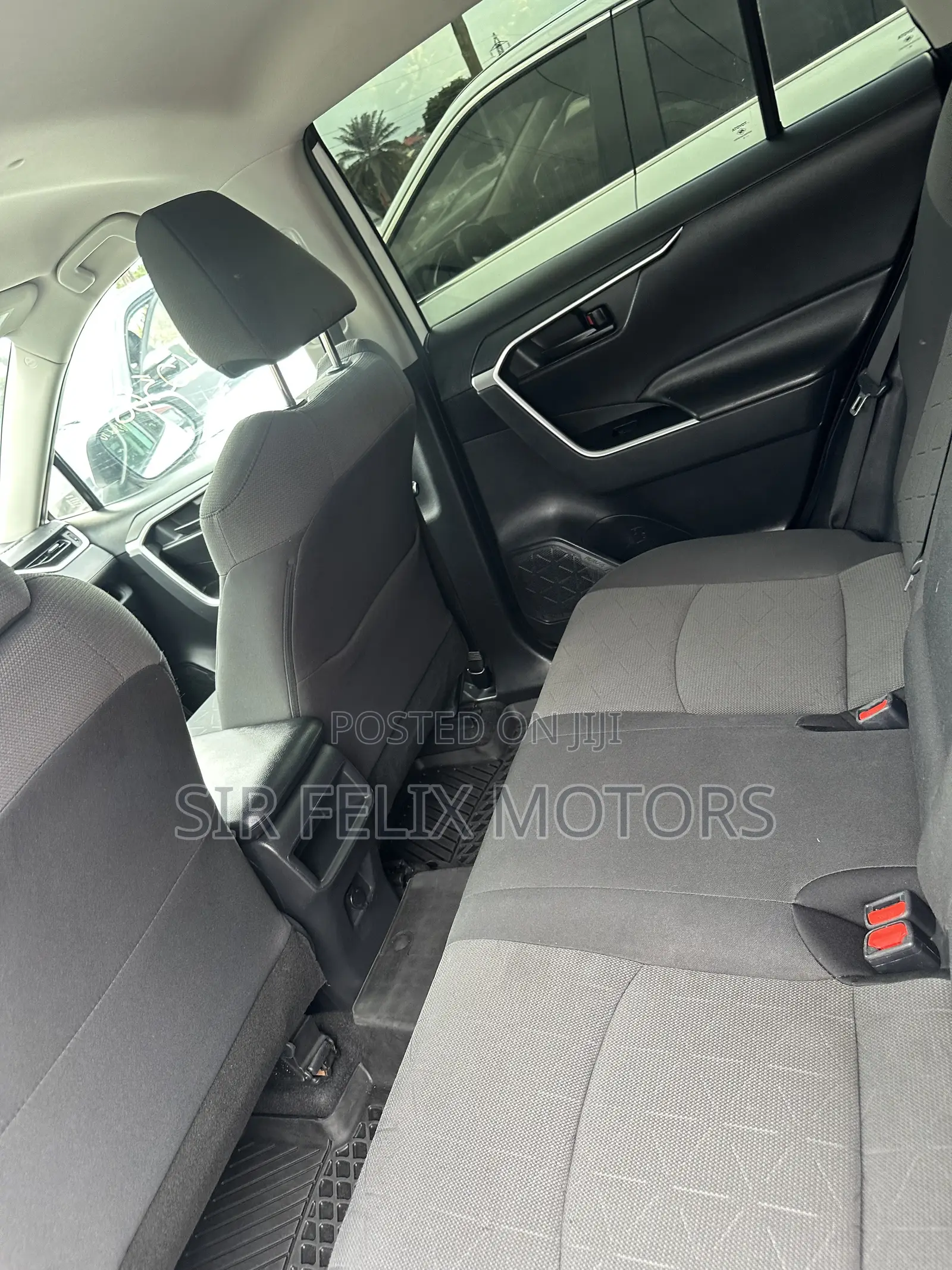 Toyota RAV4 LE AWD 2019 White