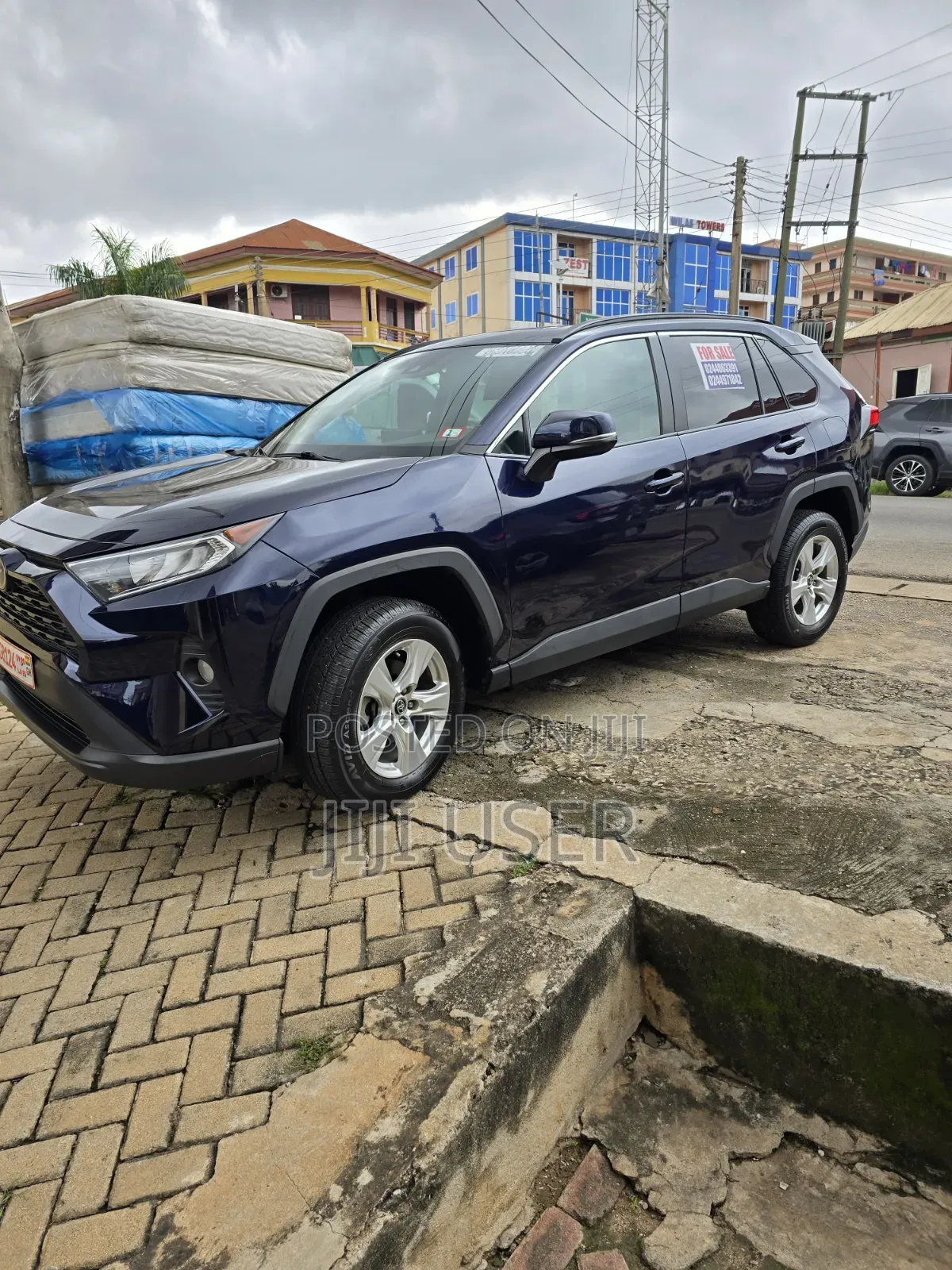 Toyota RAV4 XLE 2021 Blue