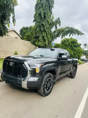 Toyota Tundra SR CrewMax 4WD SB 2025 Green