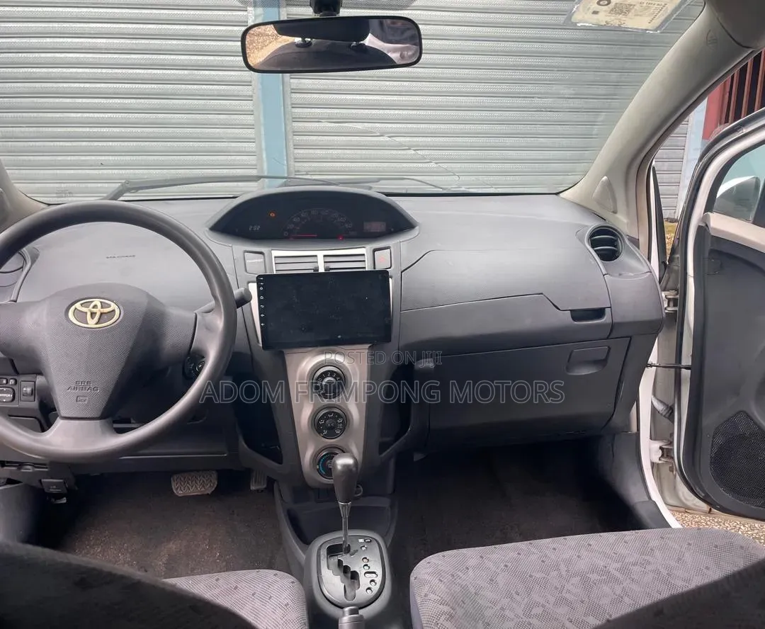 Toyota Vitz 2010 White
