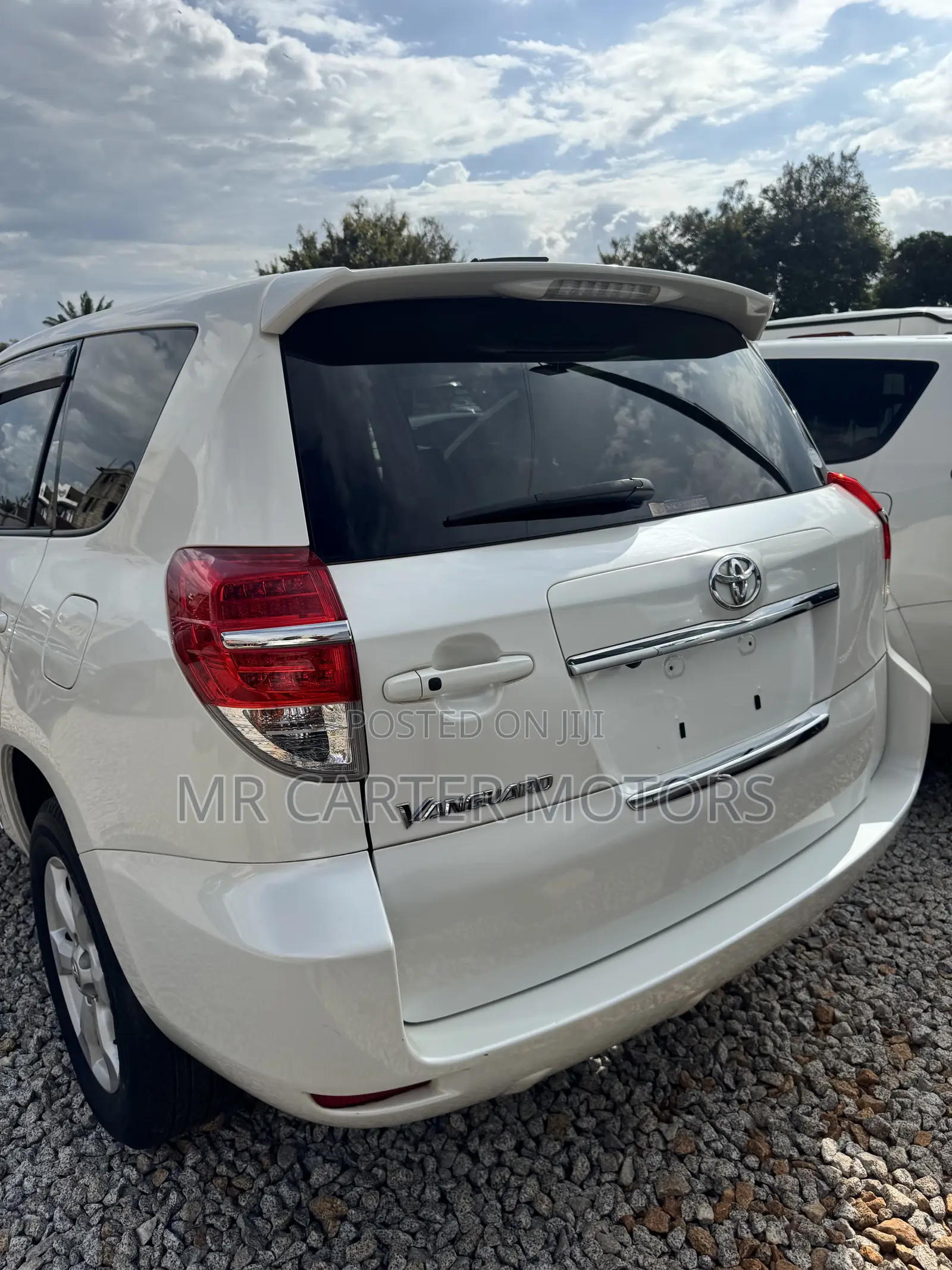 Toyota Vanguard 2013 White