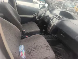 Toyota Vitz 2010 Silver