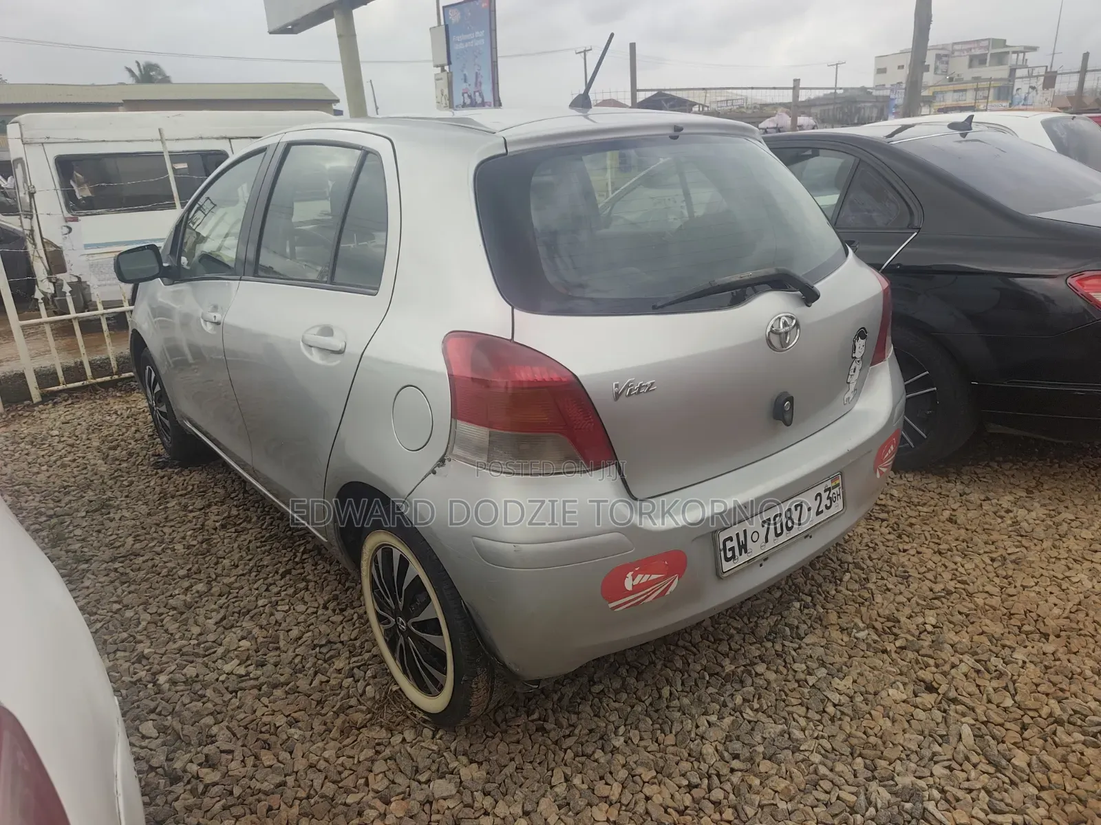 Toyota Vitz 2010 Silver