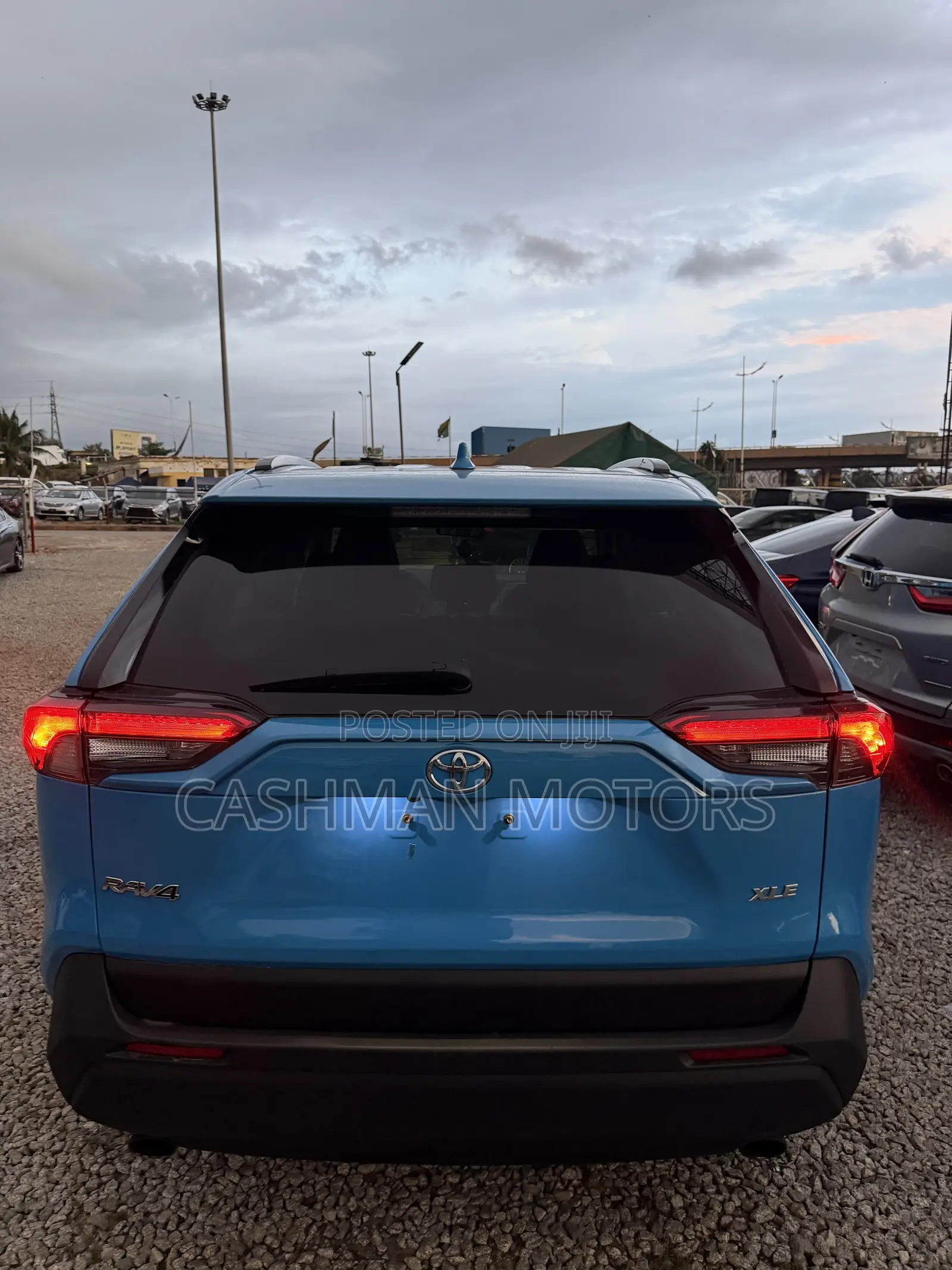 Toyota RAV4 XLE AWD 2019 Blue