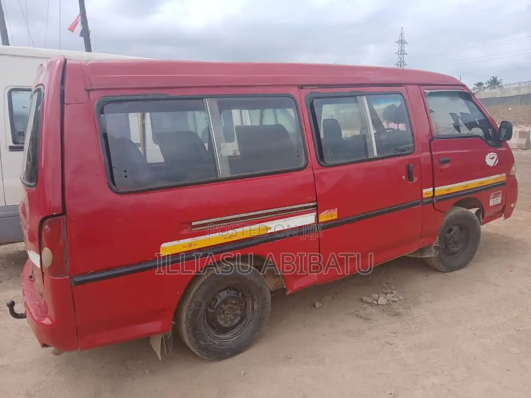 Hyundai H-100 2000 Red