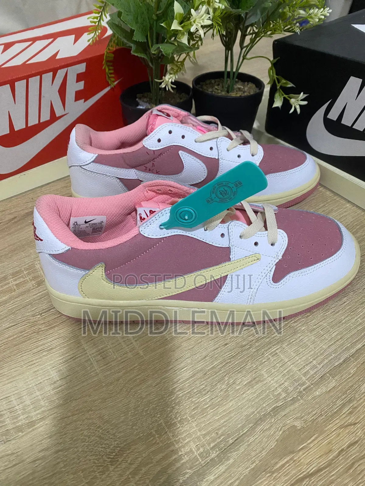 Travis Scott X Air Jordan 1 Low Og "Shy Pink"