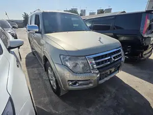 Mitsubishi Pajero 2016 Gold