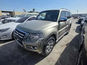 Mitsubishi Pajero 2016 Gold