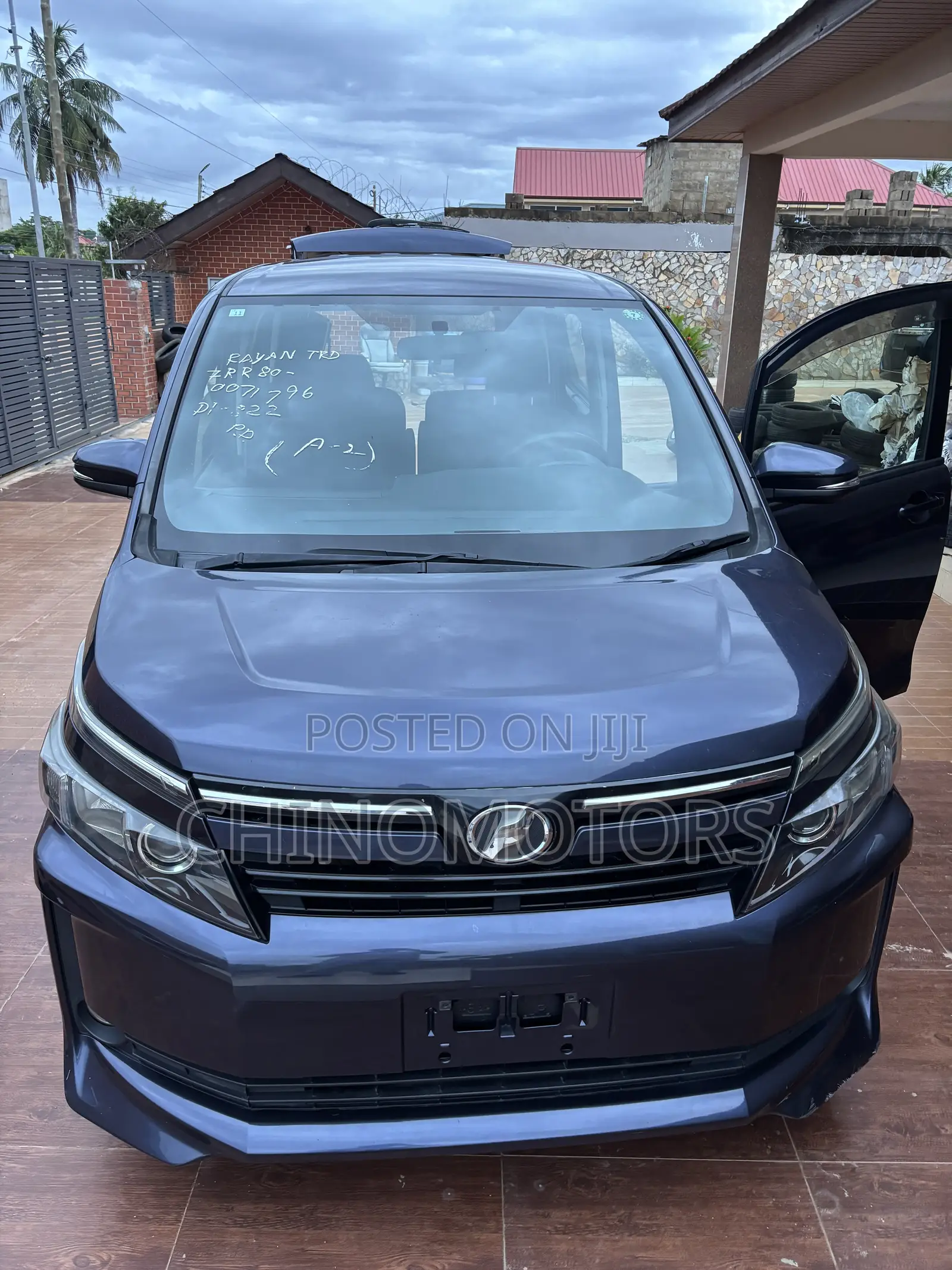 Toyota Voxy 2015 Silver