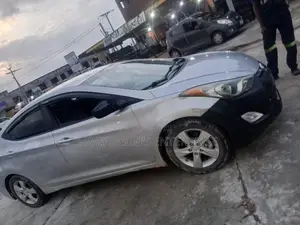 Hyundai Elantra GLS Sedan FWD (1.8L 4cyl 6A) 2013 Silver