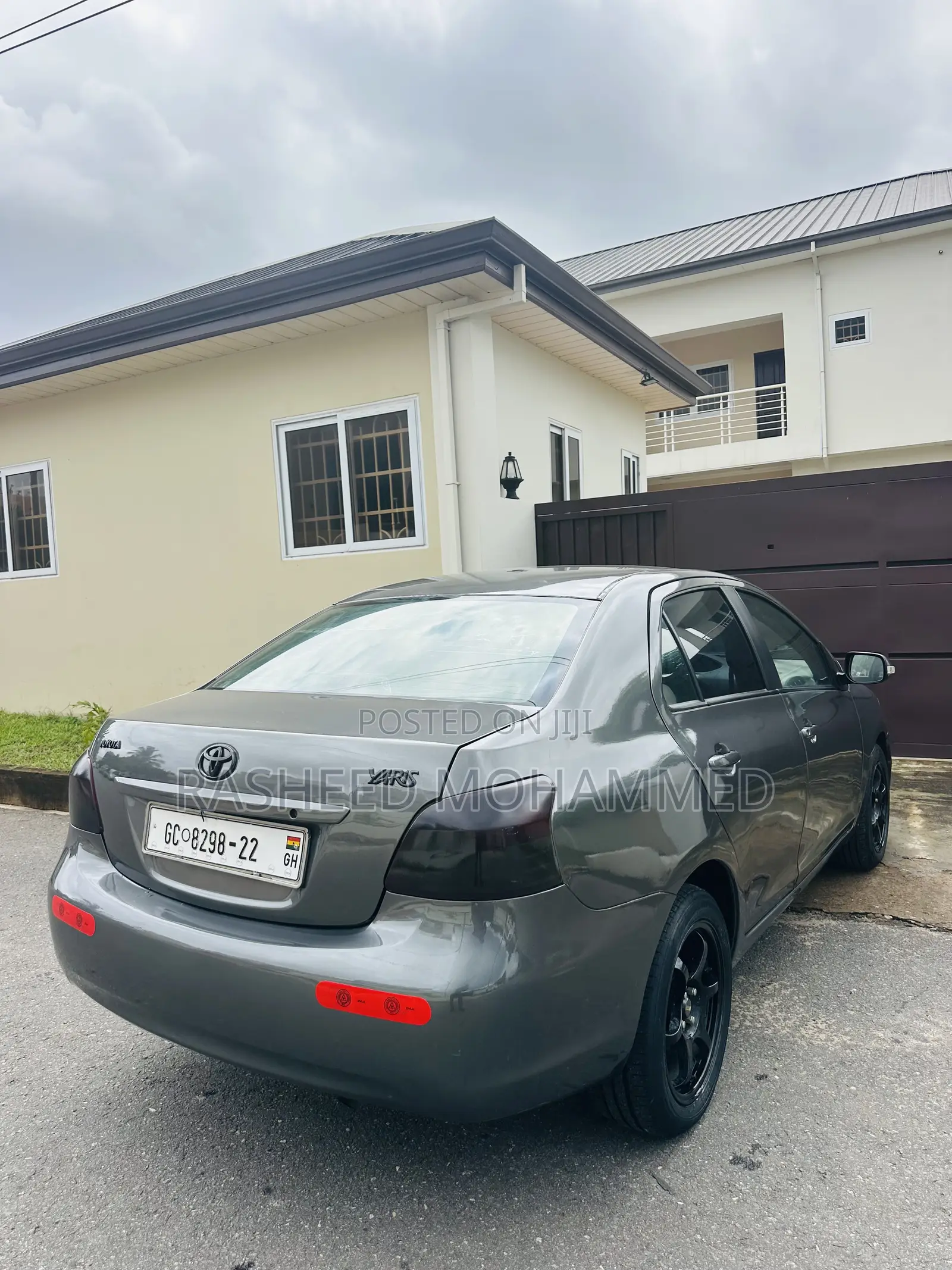 Toyota Yaris Base Sedan 4dr 2010 Gray