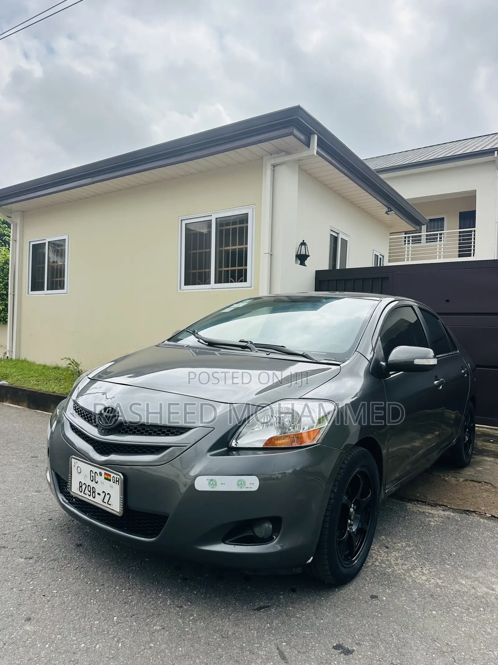 Toyota Yaris Base Sedan 4dr 2010 Gray