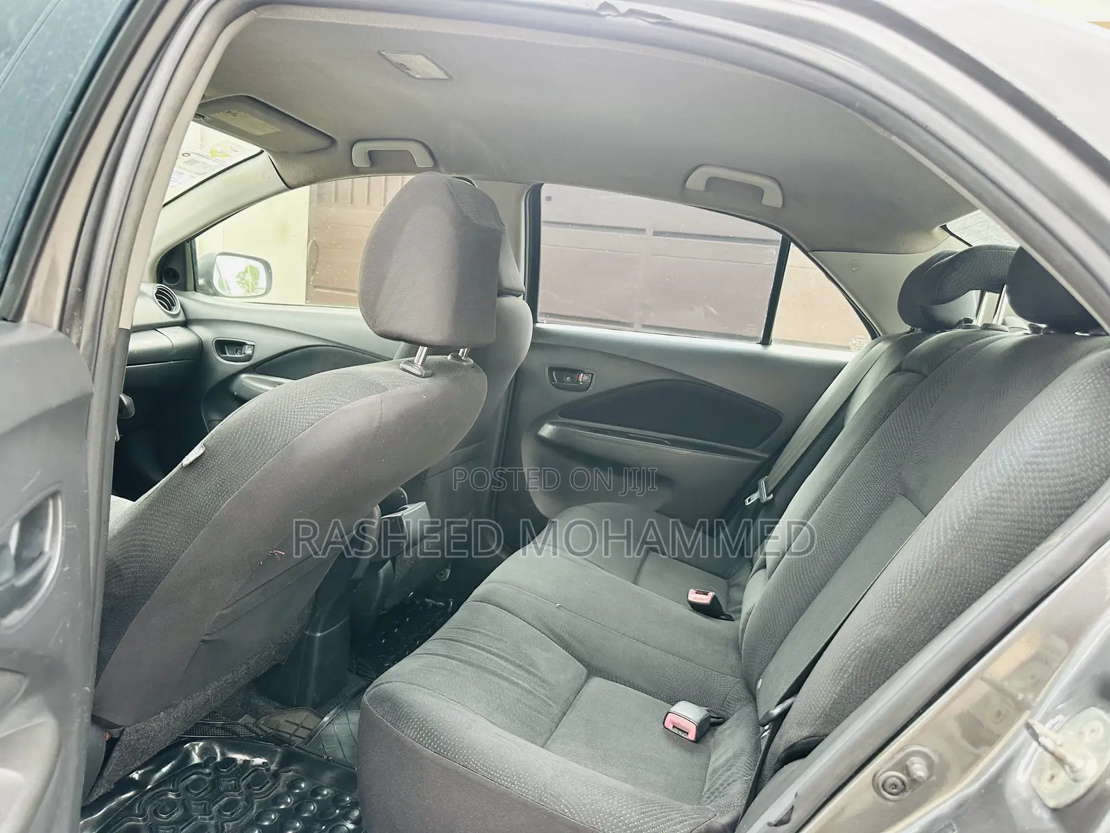 Toyota Yaris Base Sedan 4dr 2010 Gray