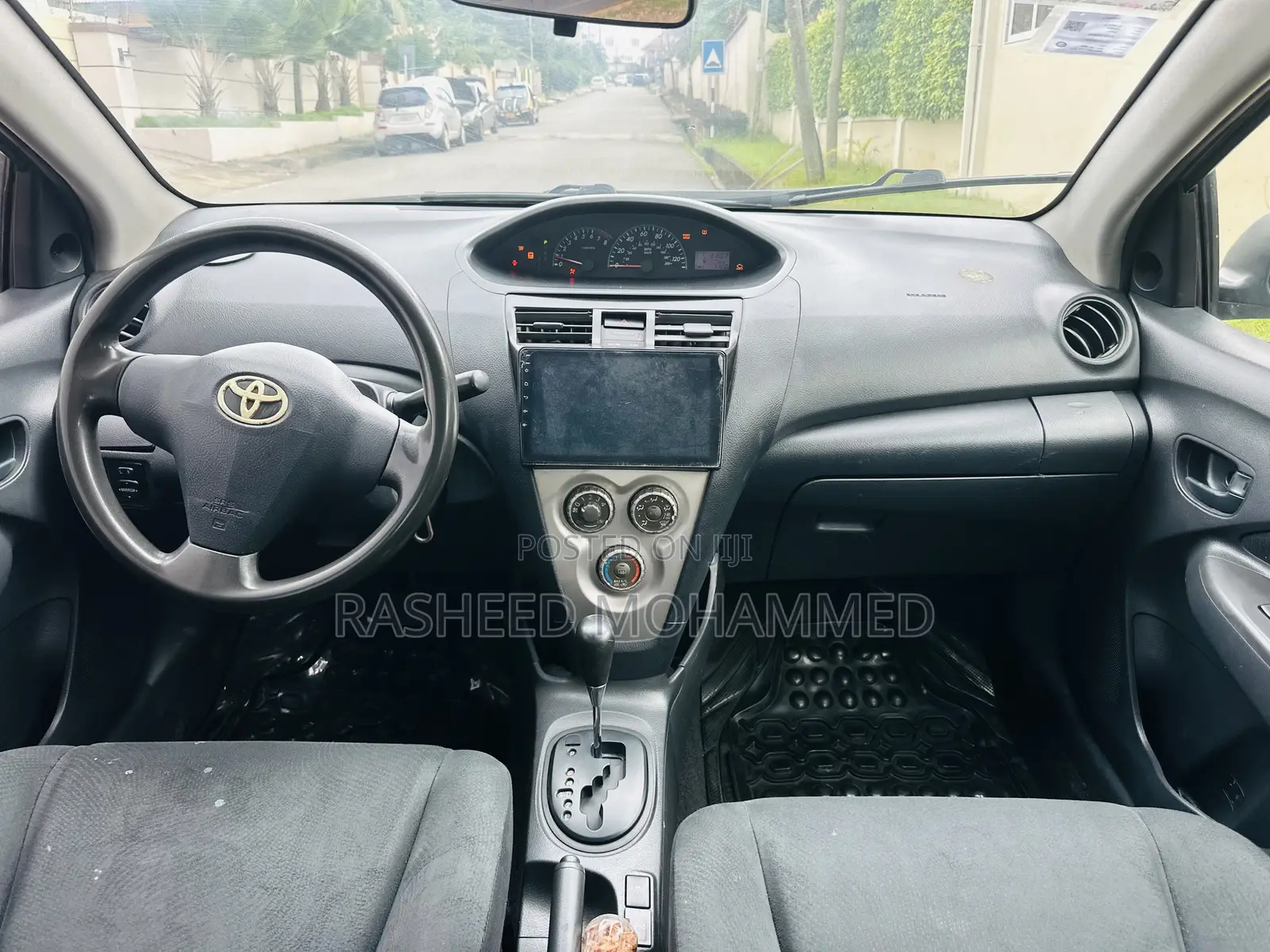 Toyota Yaris Base Sedan 4dr 2010 Gray