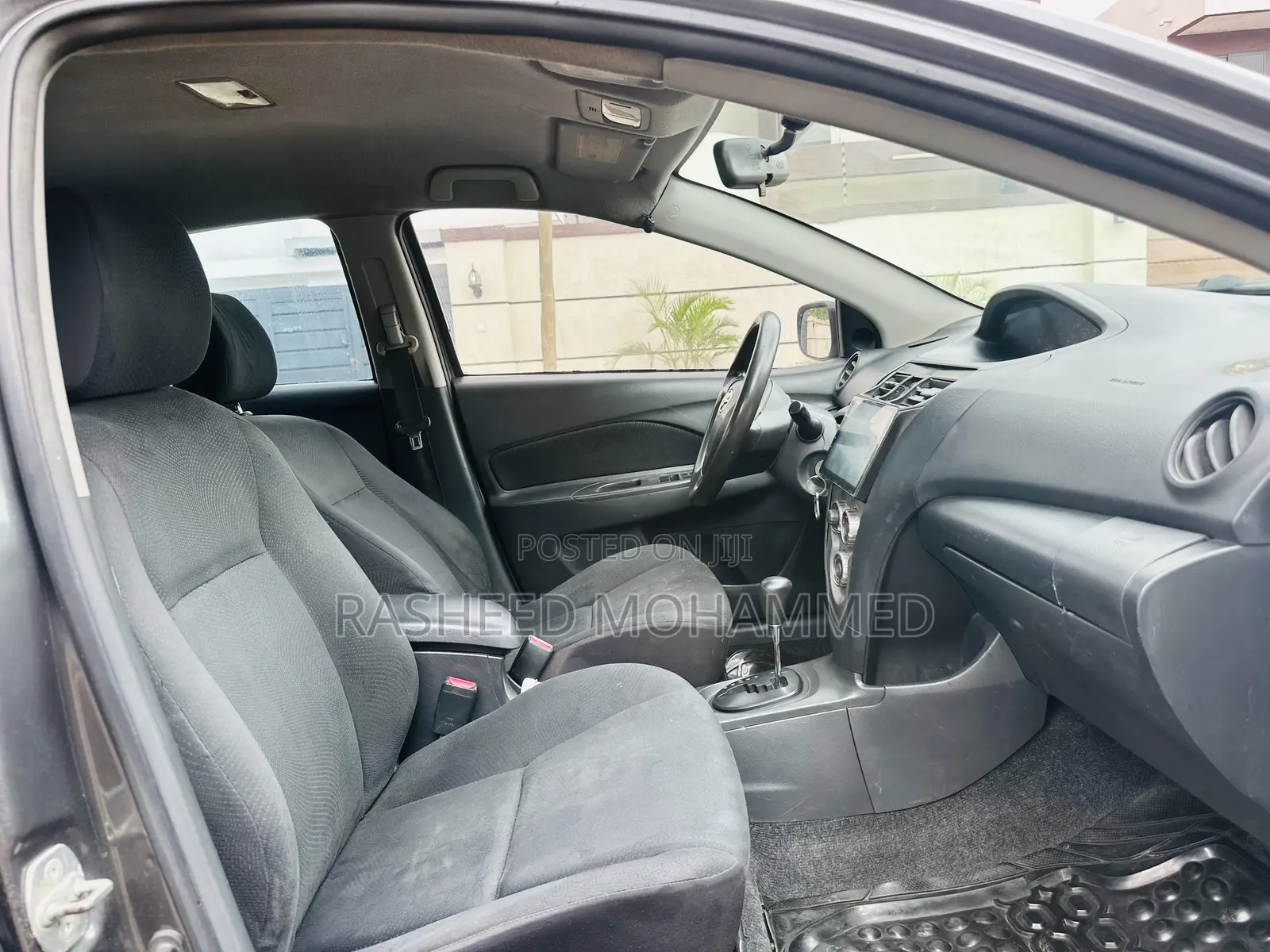 Toyota Yaris Base Sedan 4dr 2010 Gray