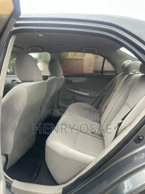Toyota Corolla Base 4dr Sedan (1.8L 4cyl 5M) 2010 Gray
