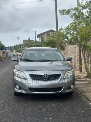 Toyota Corolla Base 4dr Sedan (1.8L 4cyl 5M) 2010 Gray