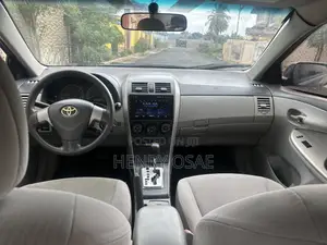 Toyota Corolla Base 4dr Sedan (1.8L 4cyl 5M) 2010 Gray