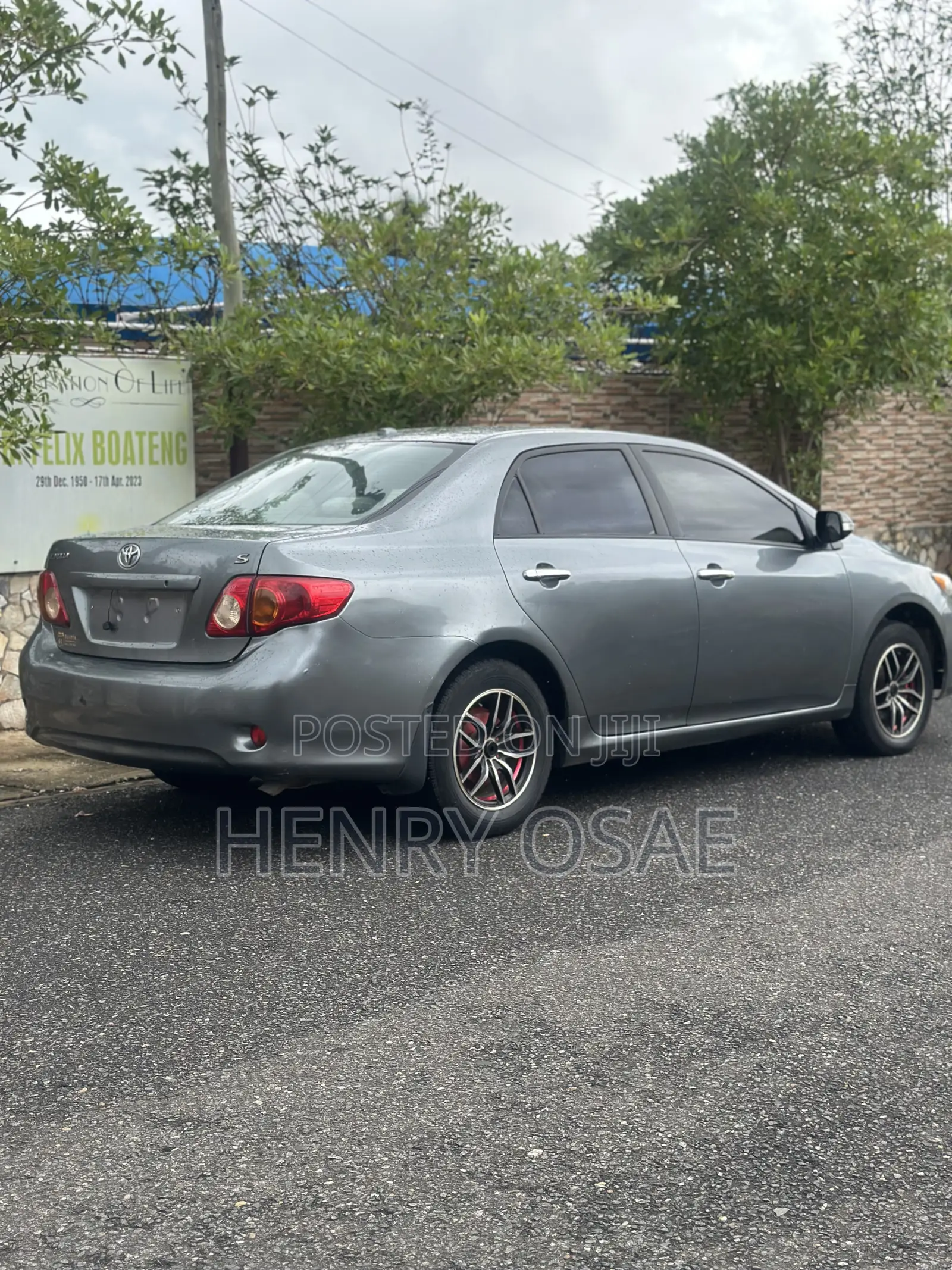 Toyota Corolla Base 4dr Sedan (1.8L 4cyl 5M) 2010 Gray