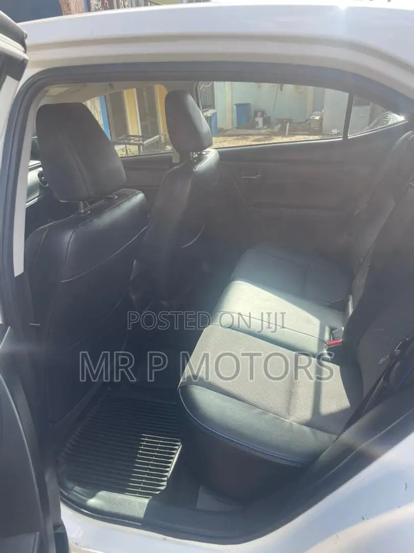 Toyota Corolla SE (1.8L 4cyl 6M) 2019 White