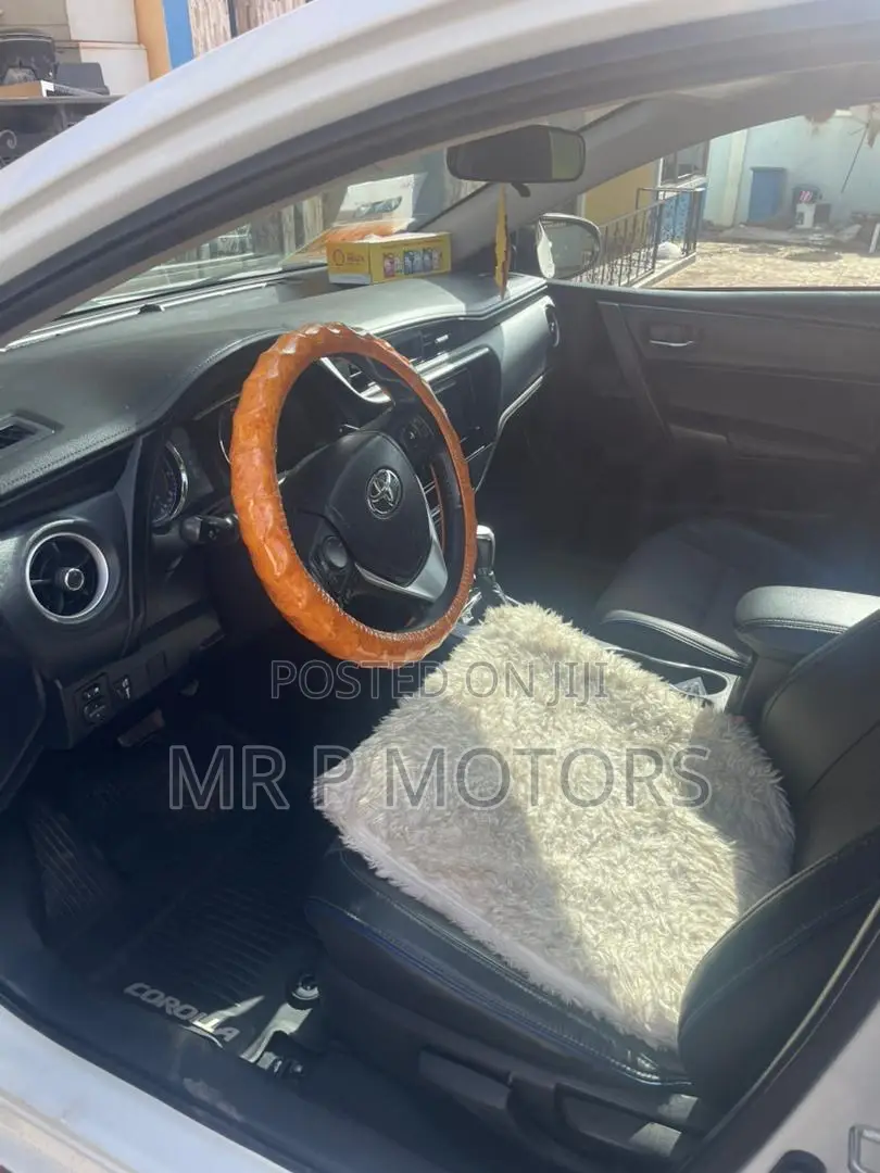 Toyota Corolla SE (1.8L 4cyl 6M) 2019 White