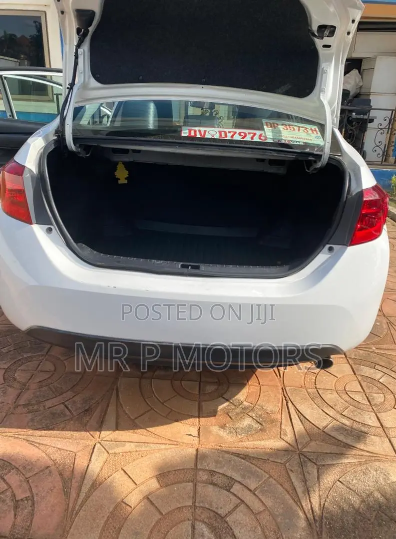 Toyota Corolla SE (1.8L 4cyl 6M) 2019 White