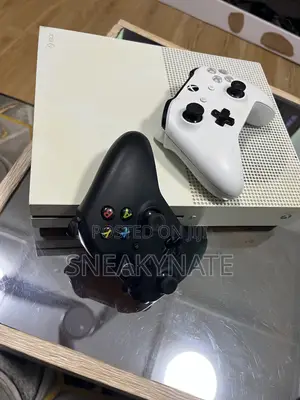 Microsoft Xbox One S . One Controller. 17 Games Installed