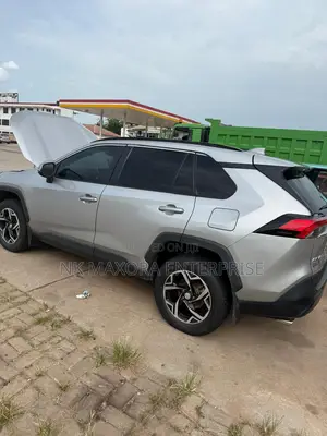Toyota RAV4 XLE 2022 Silver