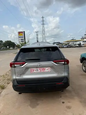Toyota RAV4 XLE 2022 Silver