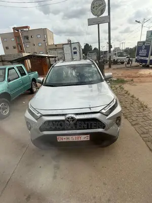 Toyota RAV4 XLE 2022 Silver