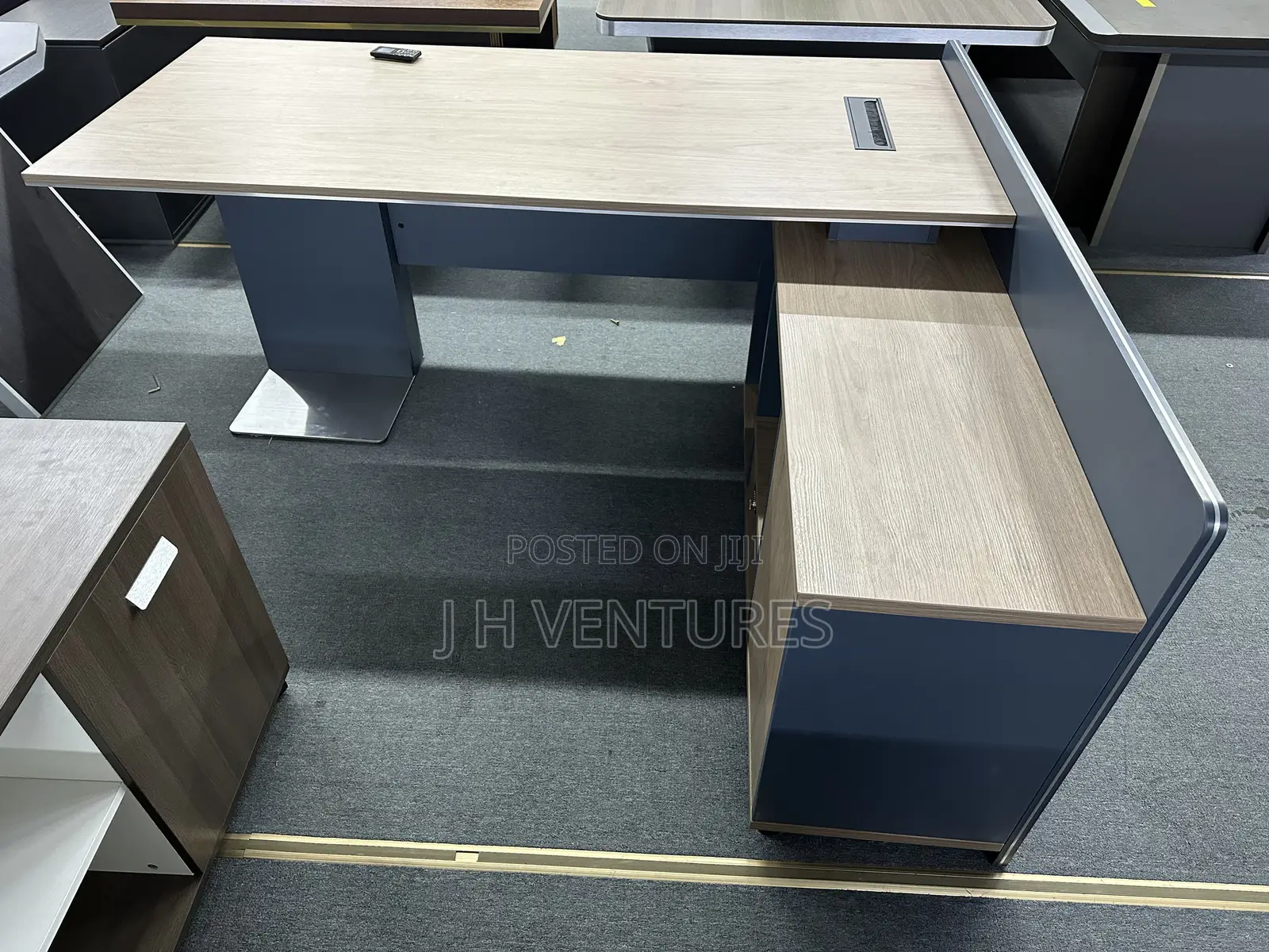 Office Table (9d31)