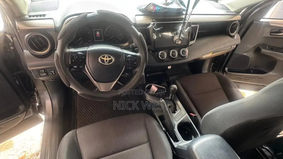 Toyota RAV4 LE 4dr SUV (2.5L 4cyl 6A) 2018 Gray