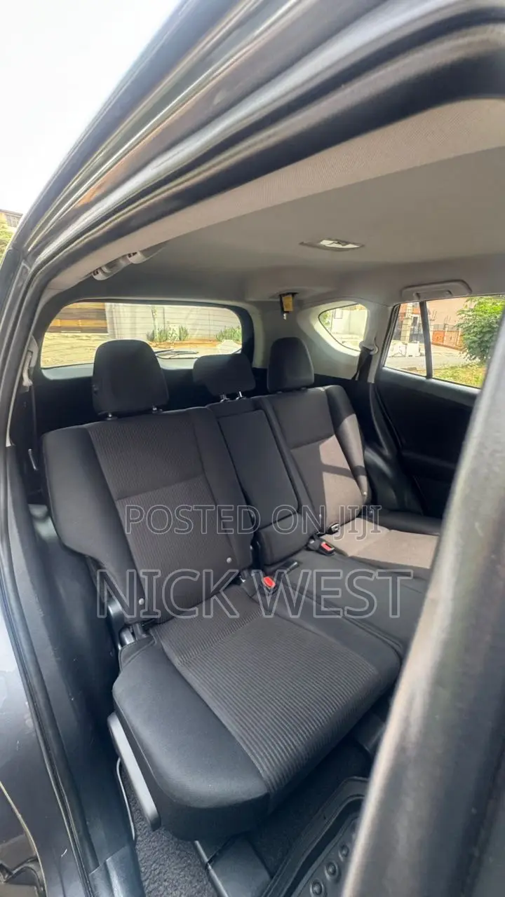 Toyota RAV4 LE 4dr SUV (2.5L 4cyl 6A) 2018 Gray