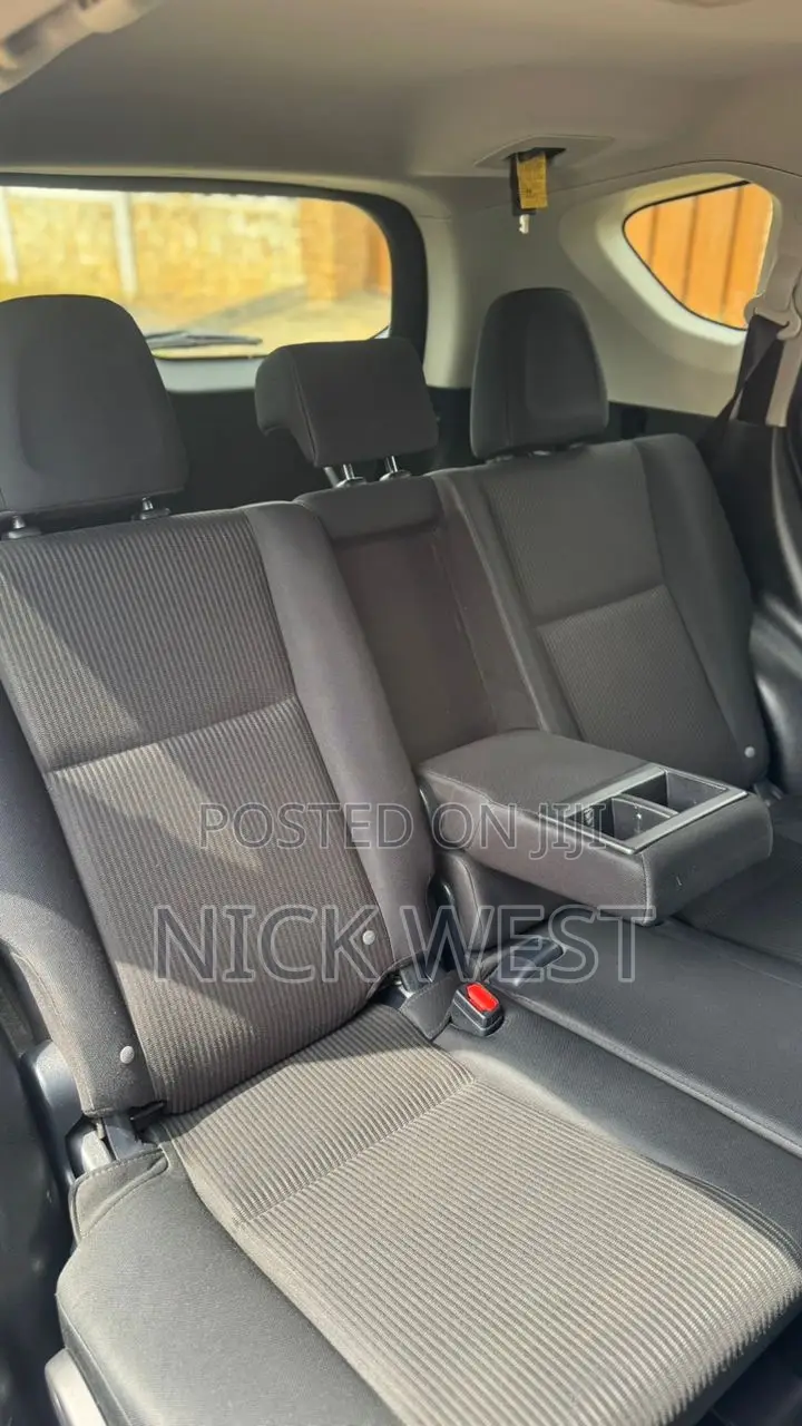 Toyota RAV4 LE 4dr SUV (2.5L 4cyl 6A) 2018 Gray