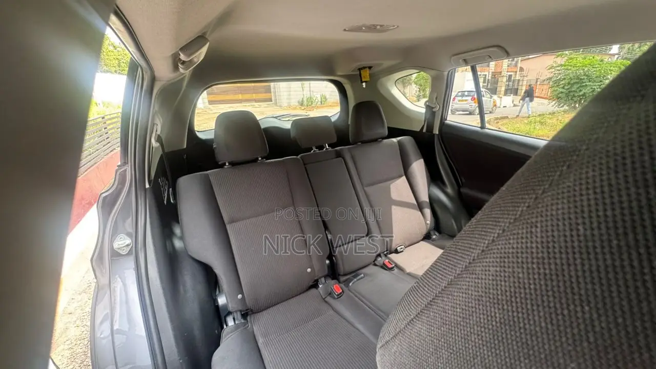Toyota RAV4 LE 4dr SUV (2.5L 4cyl 6A) 2018 Gray