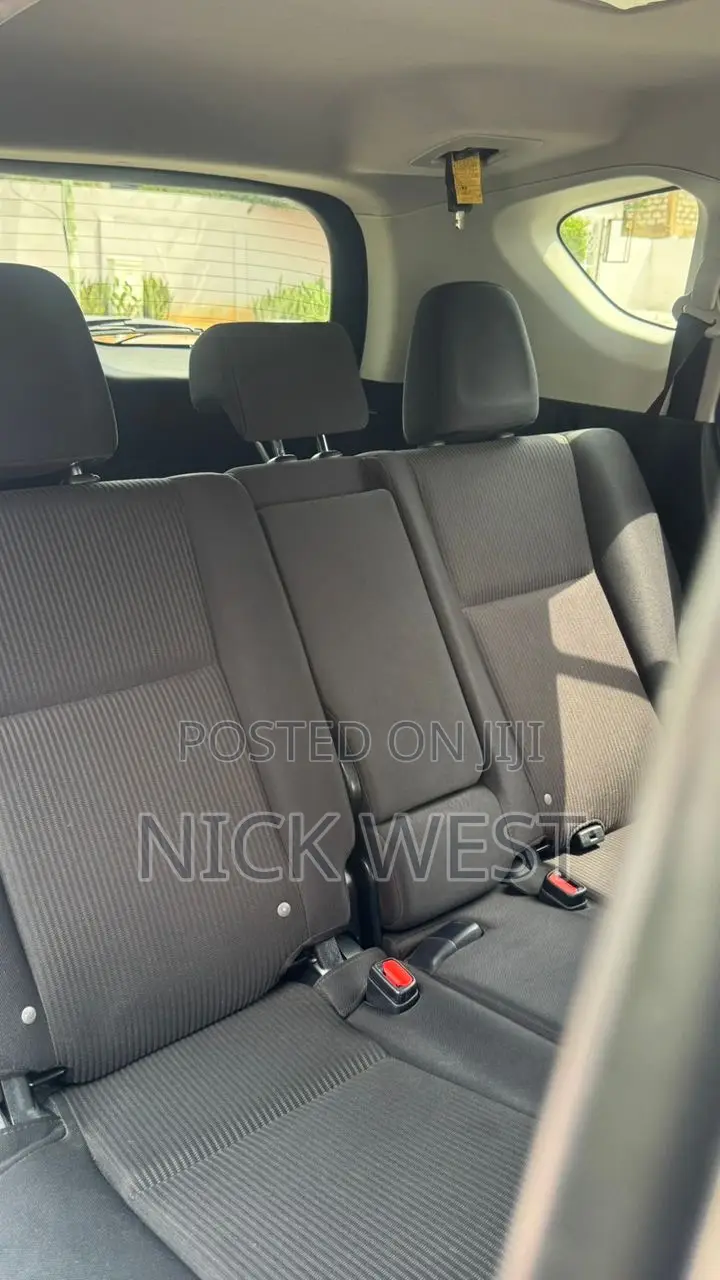 Toyota RAV4 LE 4dr SUV (2.5L 4cyl 6A) 2018 Gray