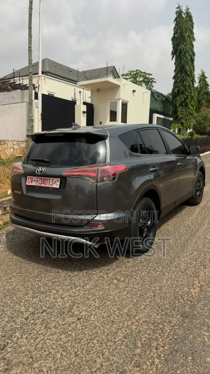 Toyota RAV4 LE 4dr SUV (2.5L 4cyl 6A) 2018 Gray