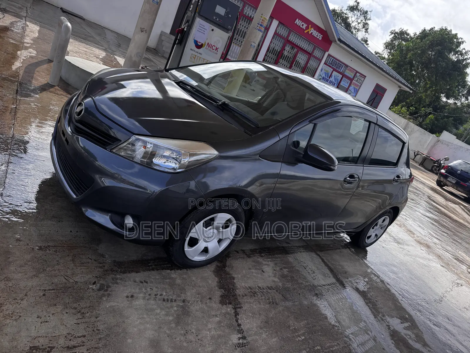 Toyota Vitz 1.5 FWD 5dr 2013 Gray