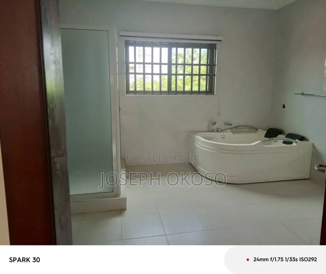 5bdrm Mansion in Little. Rock, Dzorwulu for rent