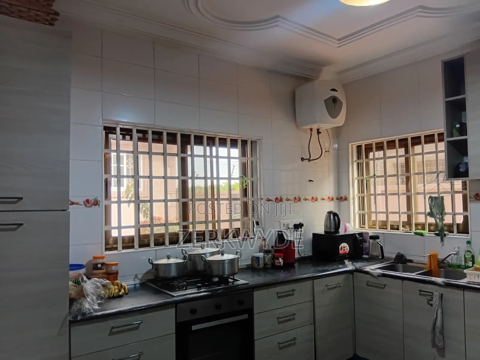2bdrm House in Hfc Estate, Tema Metropolitan for rent