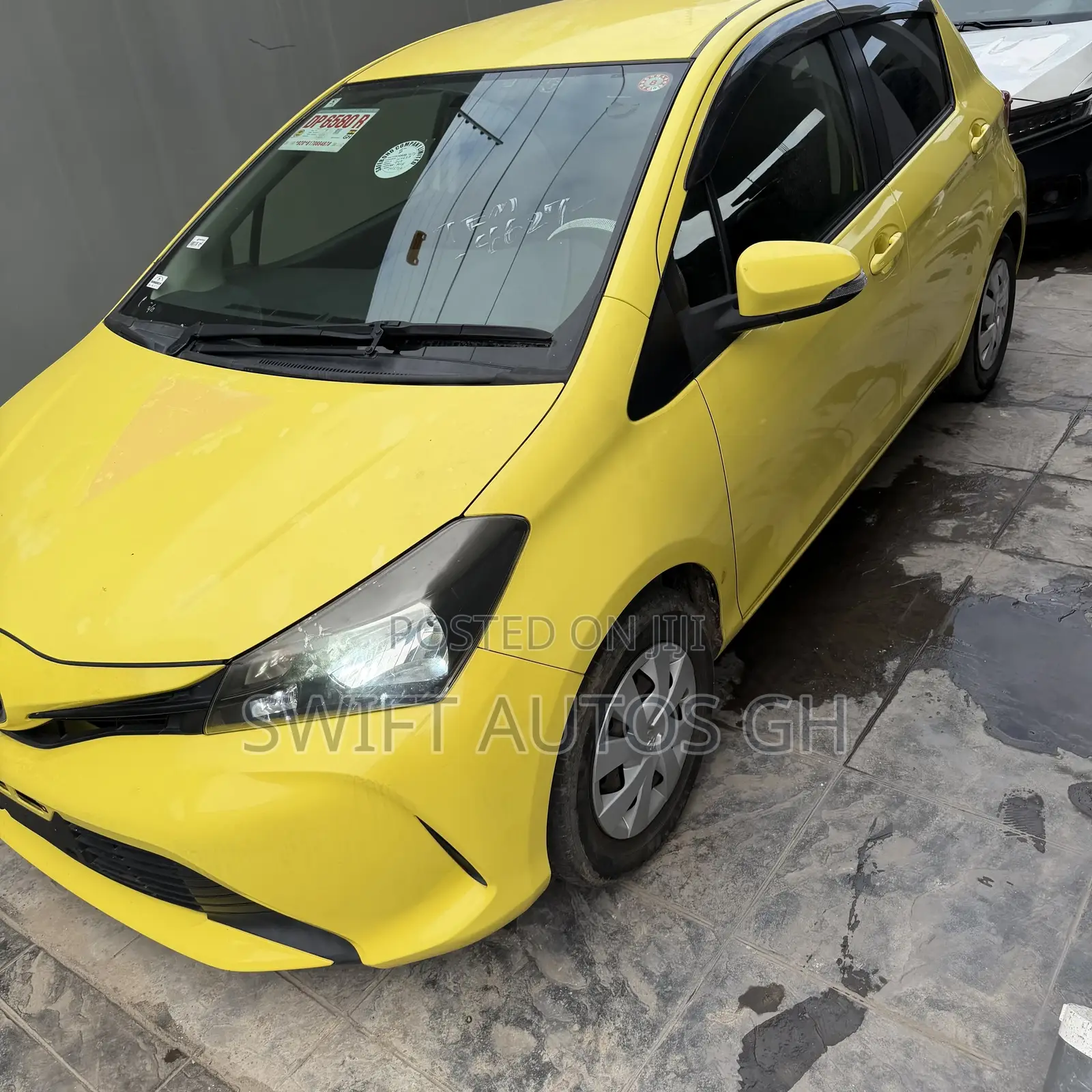 Toyota Vitz 1.5 FWD 5dr 2015 Yellow