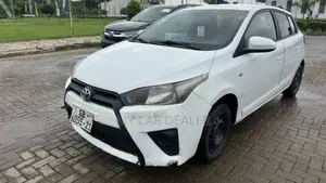 Toyota Yaris SE Hatchback 5dr 2015 White