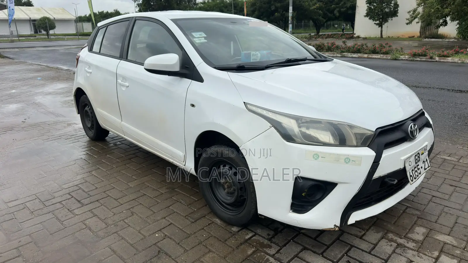 Toyota Yaris SE Hatchback 5dr 2015 White
