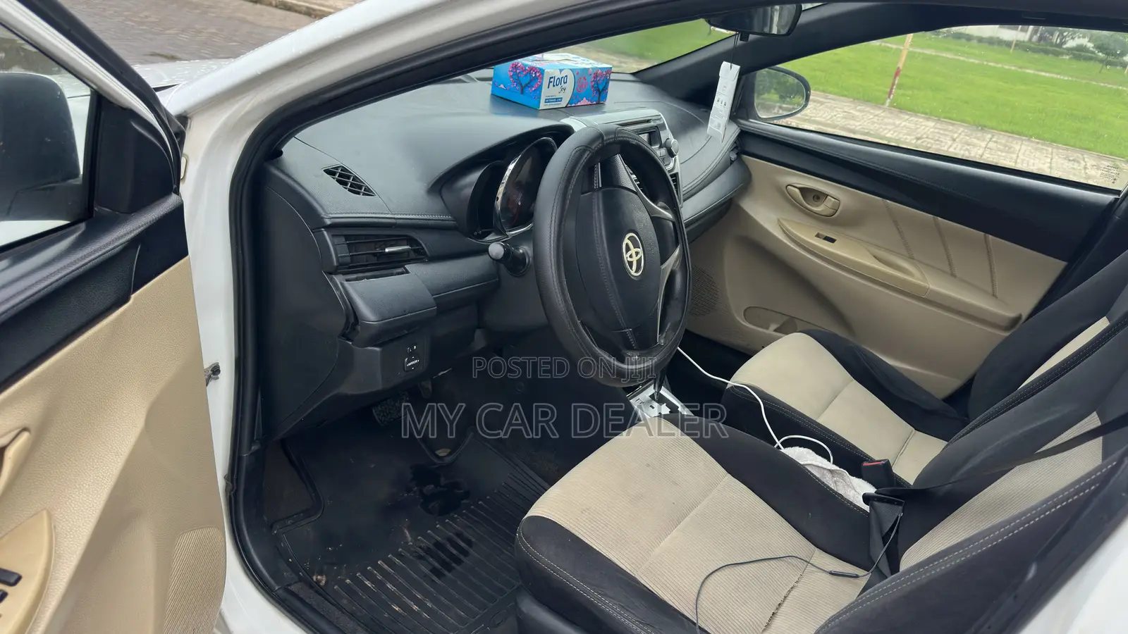 Toyota Yaris SE Hatchback 5dr 2015 White