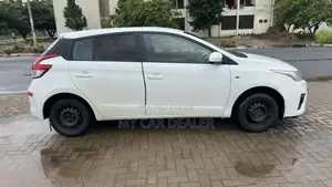 Toyota Yaris SE Hatchback 5dr 2015 White