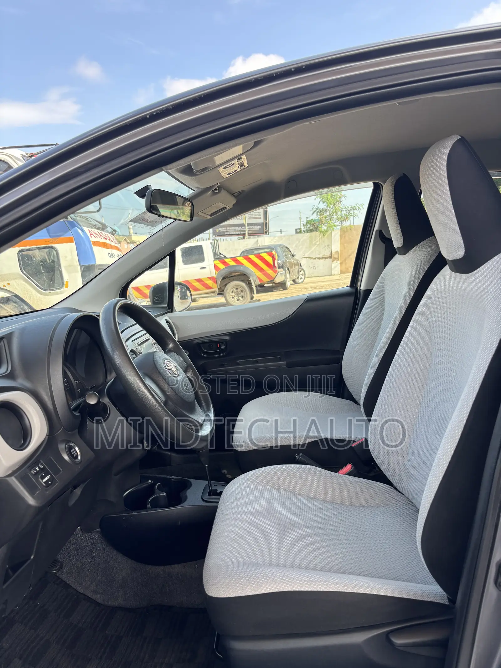 Toyota Vitz 1.0 FWD 3dr 2013 Gray