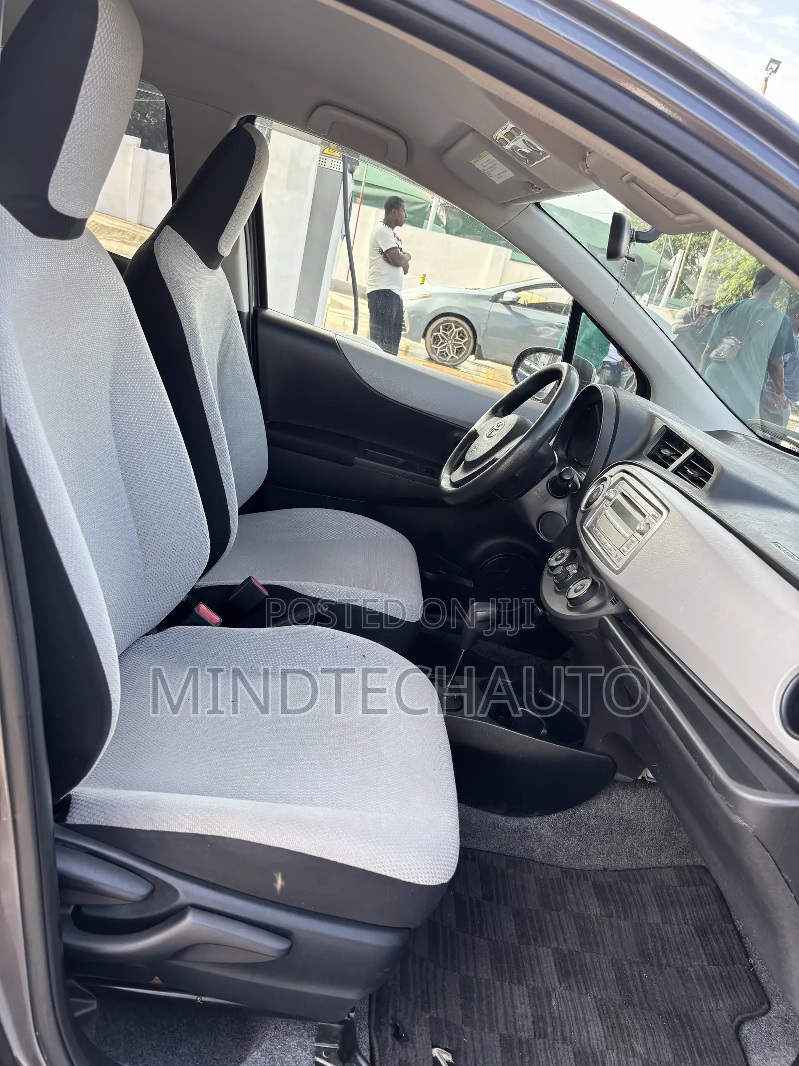 Toyota Vitz 1.0 FWD 3dr 2013 Gray